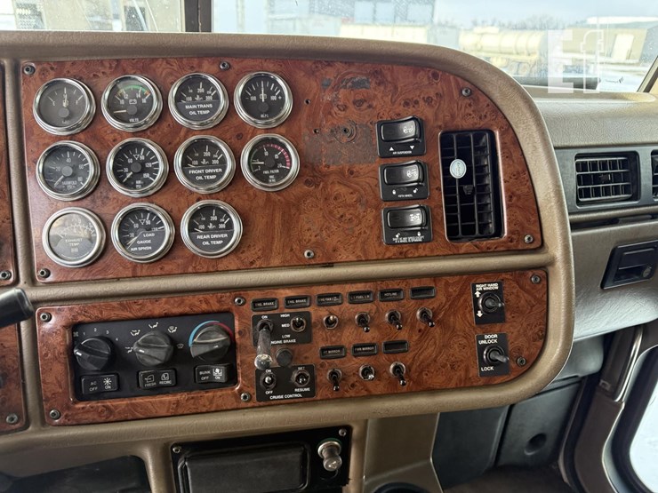 2004-peterbilt-379-image-57