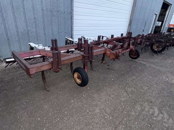 massey-ferguson-chisel-plow,-mounted,-15’-bar,-(11)-shank,-2”-reversible-points,-(2)-gauge-wheels,-b-image-2