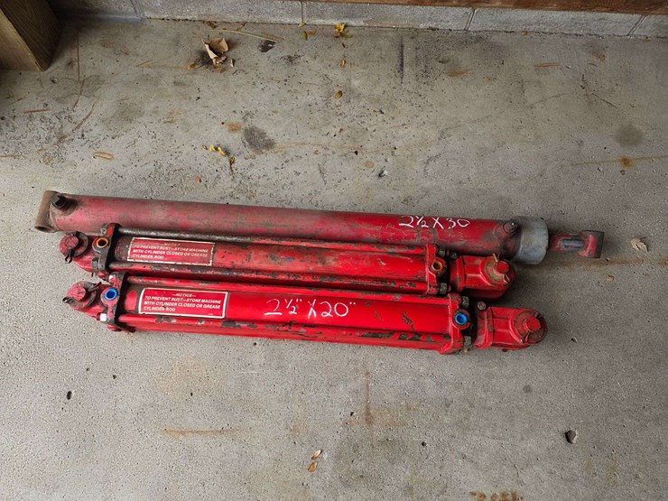 (3)-hydraulic-cylinders,-(2)-2-½”-x-20”-and-(1)-2-½”-x-30”,-all-in-working-order-per-seller,-buying-image-1