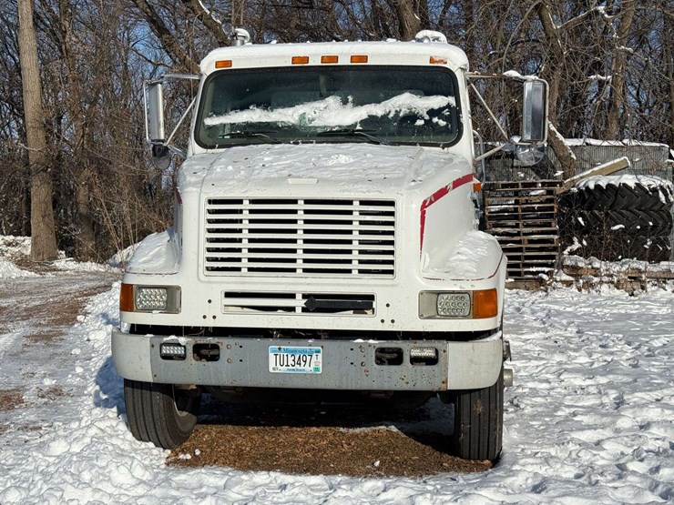 1996-international-8100-image-3