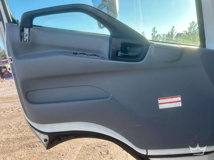 2017-hino-155-image-5