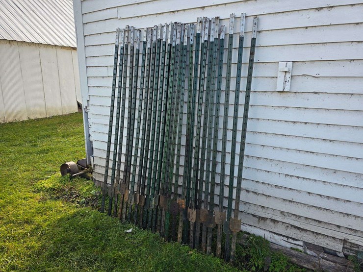 (25)-steel-t-posts,-only-used-once-for-snow-fence,-buying-all-for-one-money-image-6