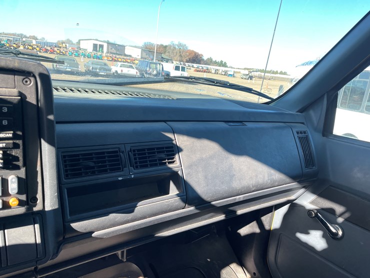 #1135-•-2002-gmc-c6500-van-truck-(has-mn-title)-image-33