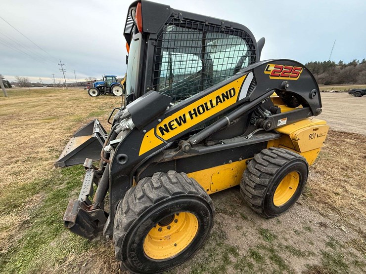 new-holland-l225-image-13