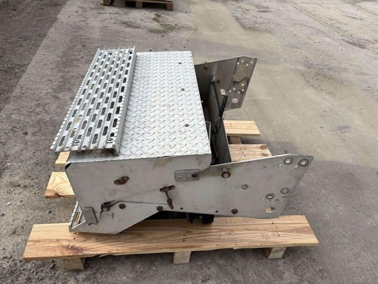 aluminum-battery/step-box,-32”-wide-image-3