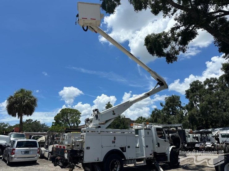 2013-freightliner-m2-106-image-15