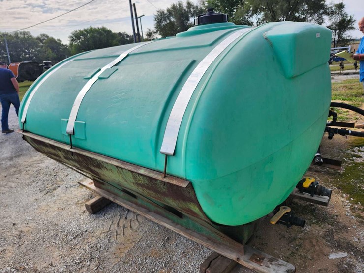 1000-gal-snyder-tank-with-skid-image-2