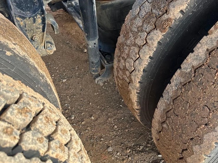 2016-mack-granite-gu433-image-14