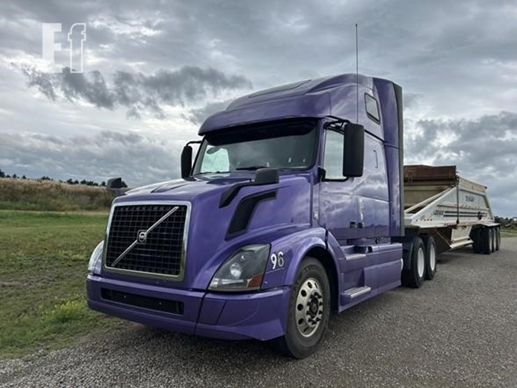 2015-volvo-vnl42t670-image-1