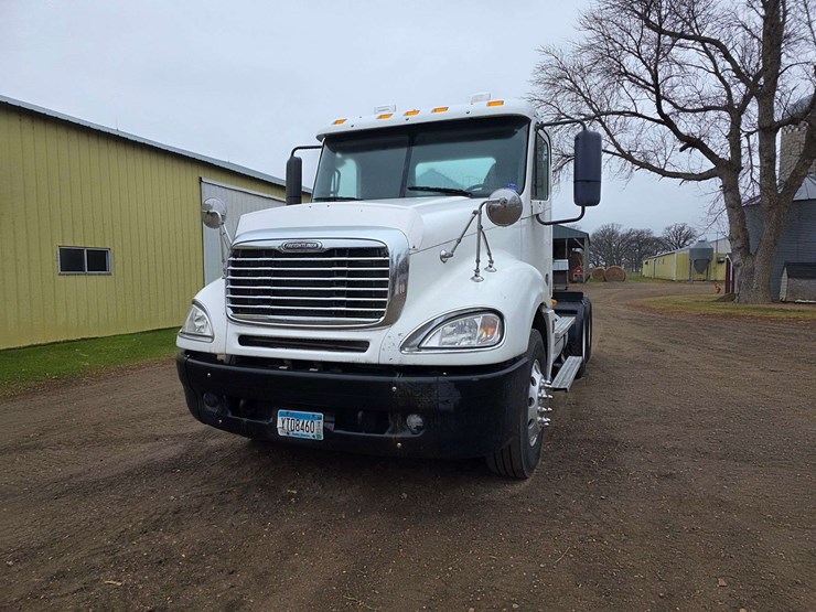 2007-freightliner-cl120-day-cab-semi,-978,000-miles,-detroit-series-60-–-14l-engine,-515hp,-10-speed-image-3