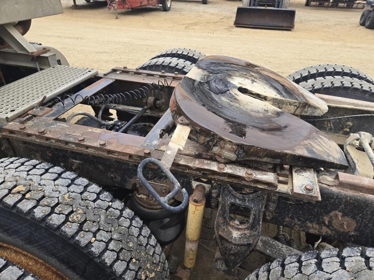 2000-international-8100-image-13