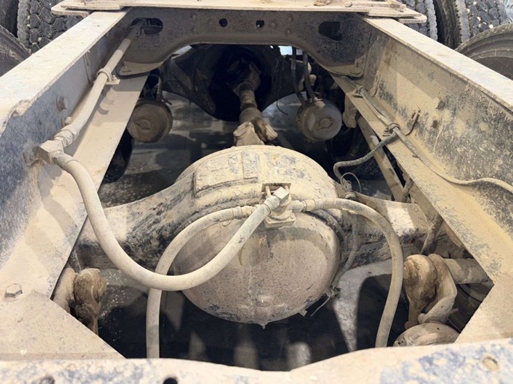 1983-international-co9670-cabover-semi-tractor,-xl-series,-400-cummins,-13-speed,-11r24.5-rears-on-s-image-16