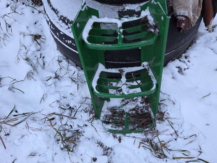 jd-3-step-for-tractor-not-sure-what-models-it-fits.-this-item-is-located-in-south-dakota,-therefore-image-3