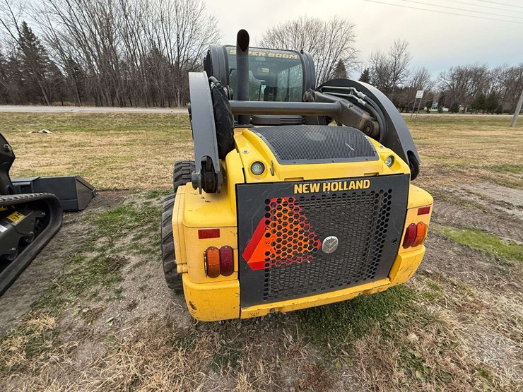 new-holland-l225-image-10