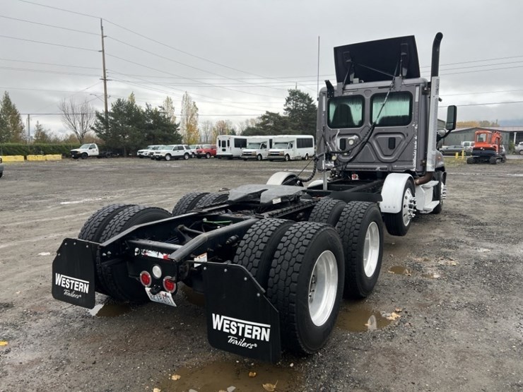 2017-freightliner-cascadia-tri-axle-truck-tractor-image-4
