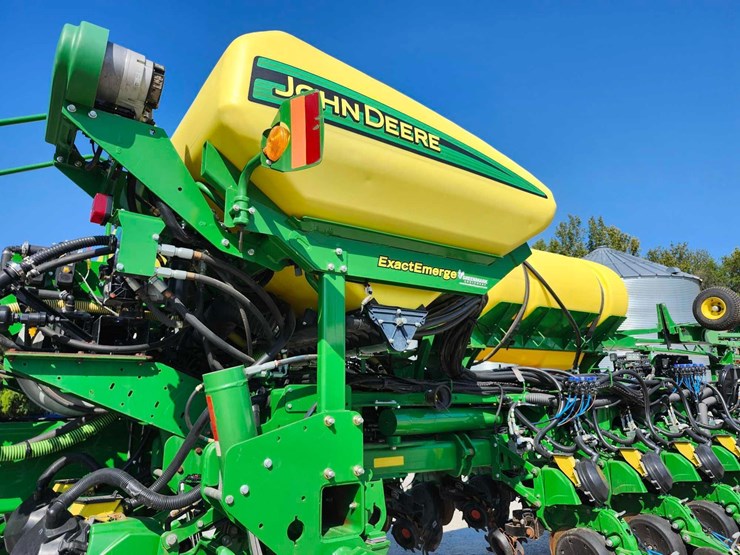 john-deere-1775-image-10