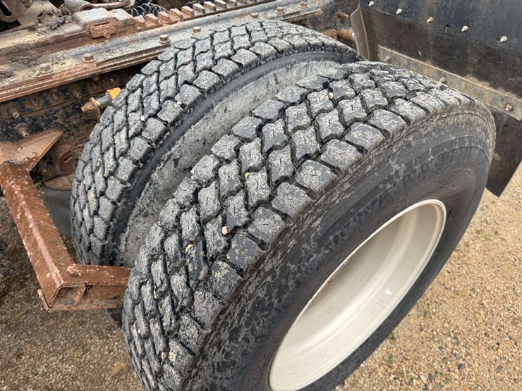 2005-volvo-sleeper-semi,-cummins-isx-engine,-13-speed-eaton-transmission,-wet-kit,-aluminum-front-an-image-31