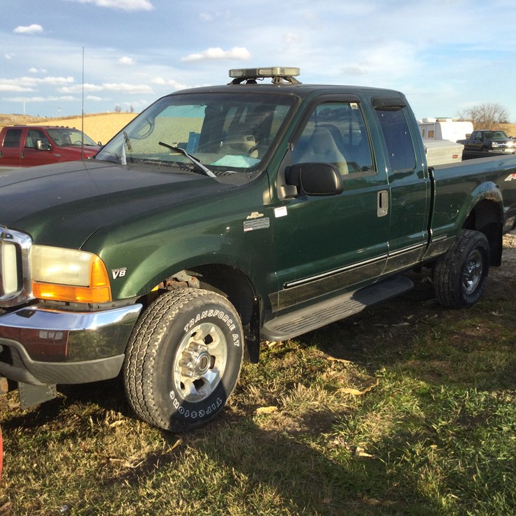 #4537 • 2001 F250 Pick Up Truck: (HAS CLEAR WI TITLE)