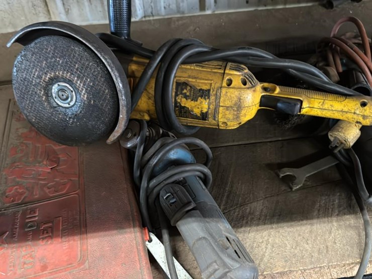 #183-•-contents-of-second-shelf-and-floor-underneath*-image-5