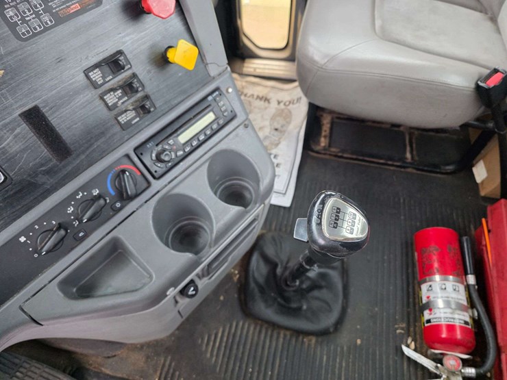 2007-freightliner-cl120-day-cab-semi,-978,000-miles,-detroit-series-60-–-14l-engine,-515hp,-10-speed-image-30