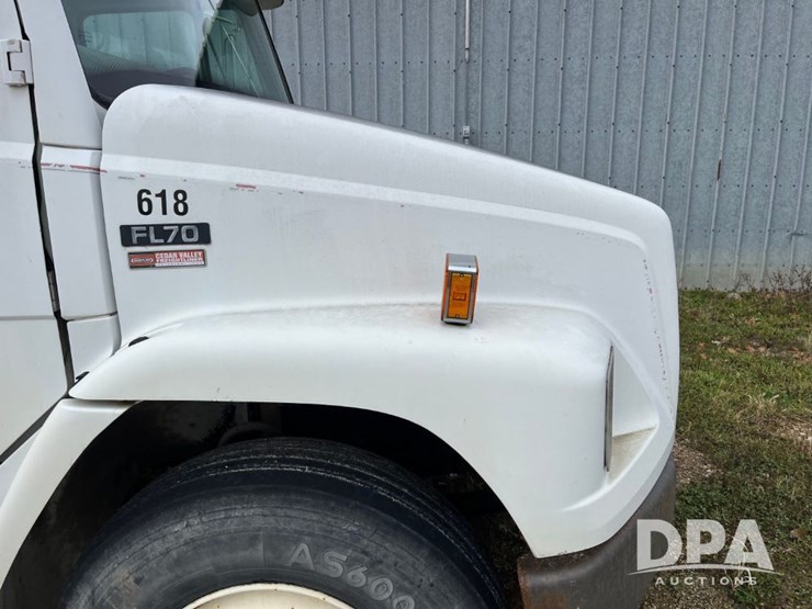 1999-freightliner-fl70-image-21