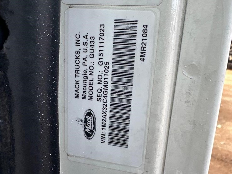 2016-mack-granite-gu433-image-18