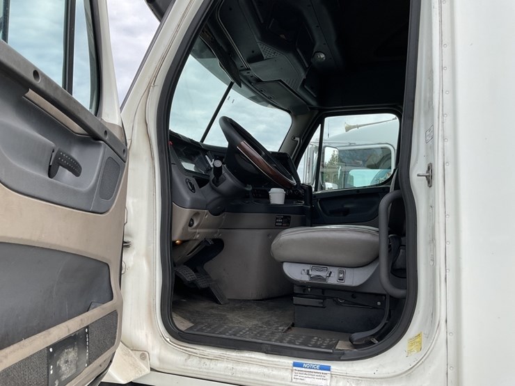 2011-freightliner-cascadia-125-image-7