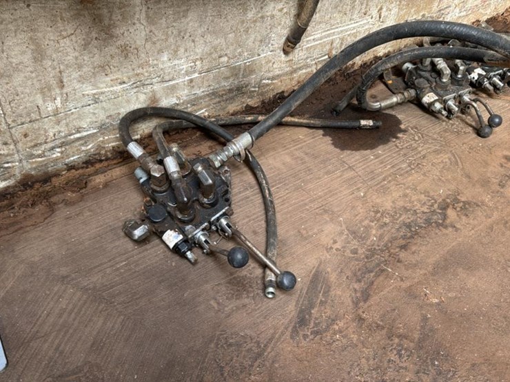 #180-•-hydraulic-valves-and-motor-mounts-image-6