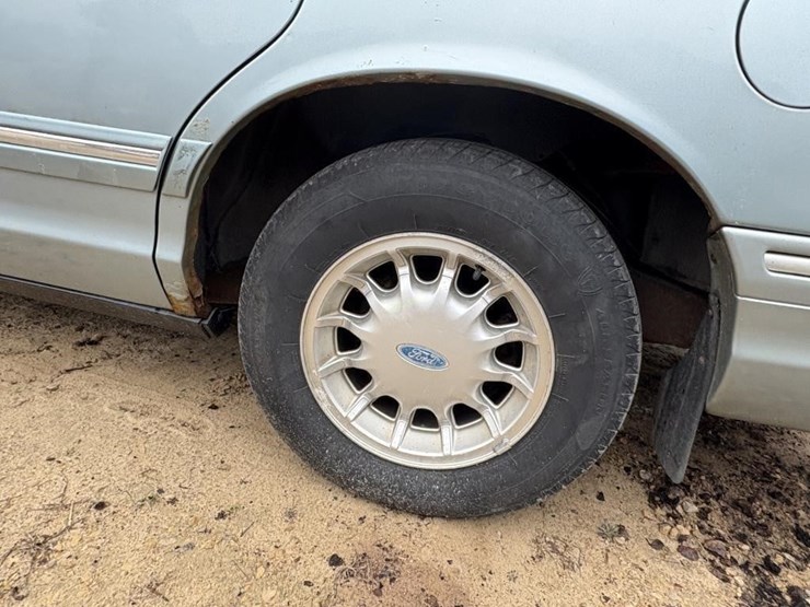 1995-ford-crown-victoria-lx-car-image-10