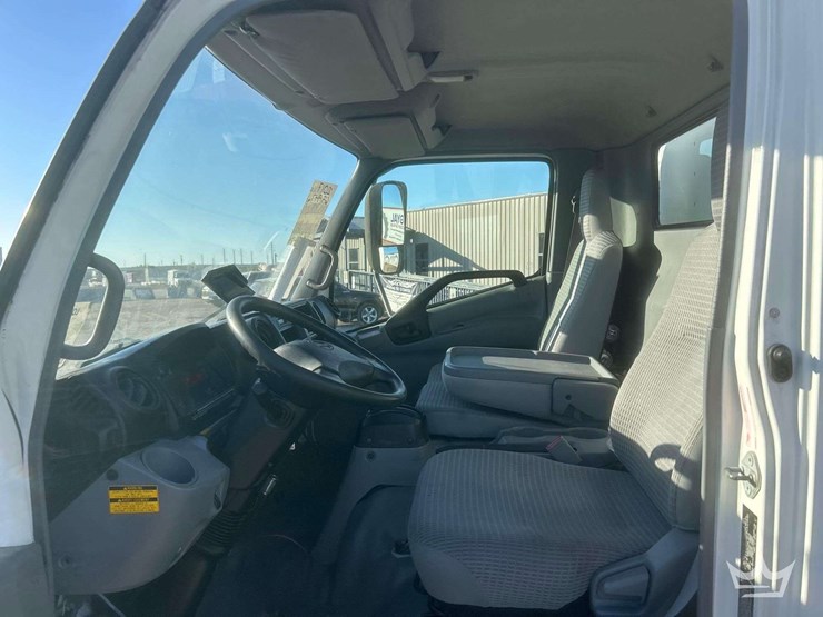 2017-hino-155-image-7