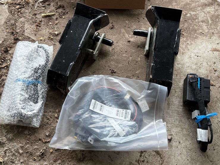 western-v-snow-plow,-8’6”,-right-or-left-swing,-scoop-or-v-plow,-comes-with-mounting-brackets-to-fit-image-15