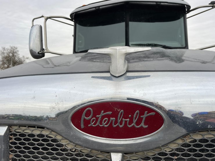 peterbilt-386-image-10