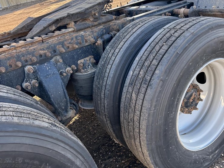 2012-freightliner-cascadia-125-image-48