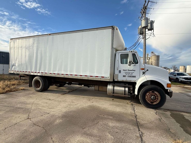 1992-international-805-box-truck,-shows-54,622-miles,-9-speed-transmission,-11r22.5-tires,-26.5’-box-image-6