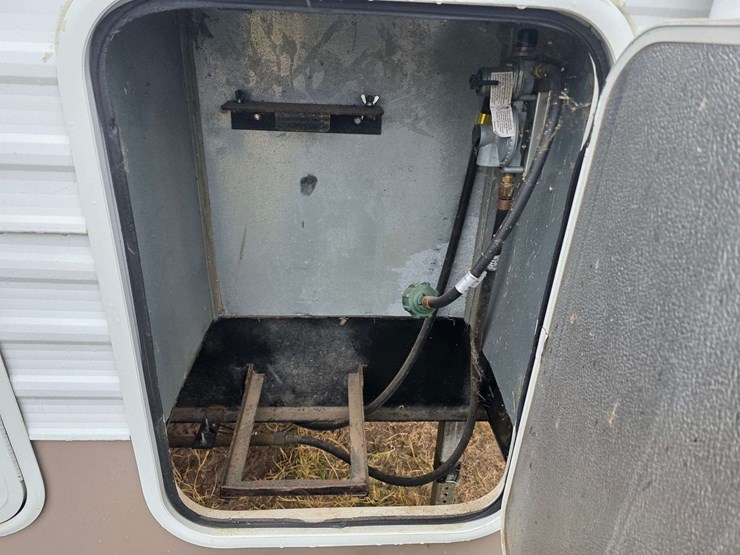 2004-prowler-fleetwood-5th-wheel-rv,-model-255-bhs,-12’-slide-out,-newer-19’-awning,-1-queen-front-b-image-35