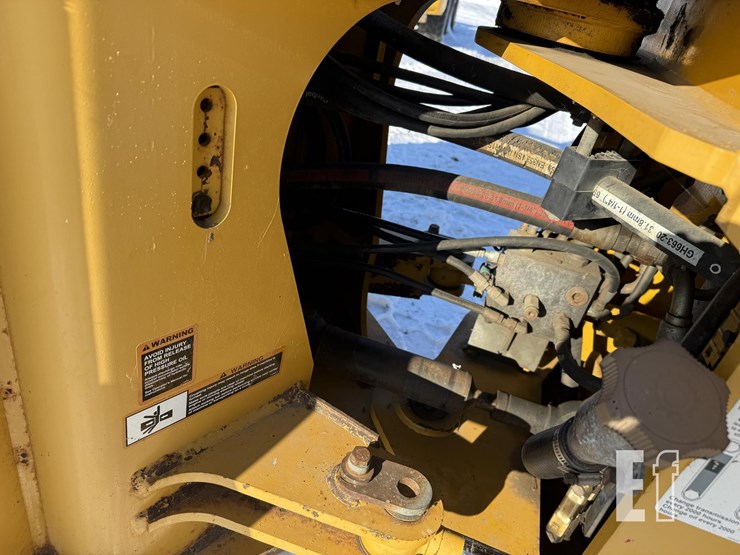 2011-deere-624k-image-24