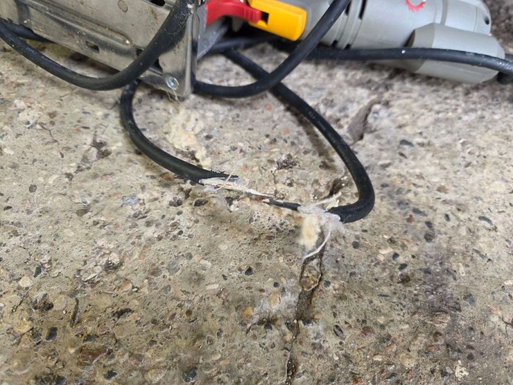 rockwell-versacut-electric-saw,-needs-new-cord,-used-very-little-image-4