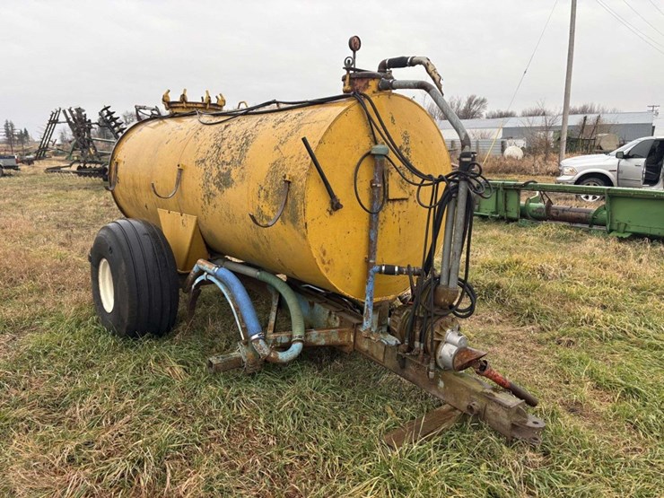liquid-manure-vacuum-tank,-19l-16.1-tires,-540-,-(1/2-pto-missing),-(2)-hyd-injector-shanks,-approx-image-2