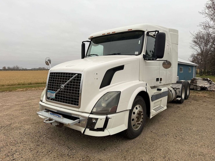 2005-volvo-sleeper-semi,-cummins-isx-engine,-13-speed-eaton-transmission,-wet-kit,-aluminum-front-an-image-2
