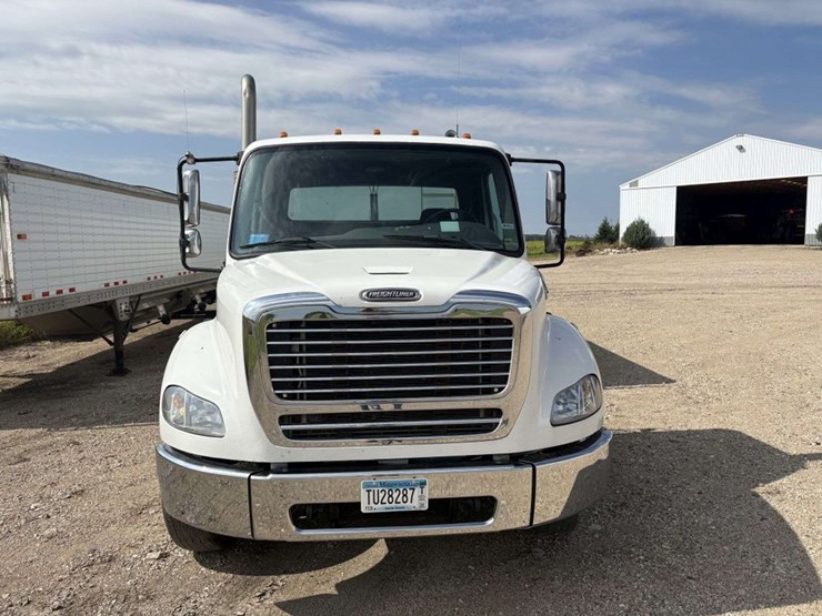 2004-freightliner-m2-business-class-semi-tractor,-day-cab,-mercedes-460,-10-speed,-jake-brake,-lopro-image-2