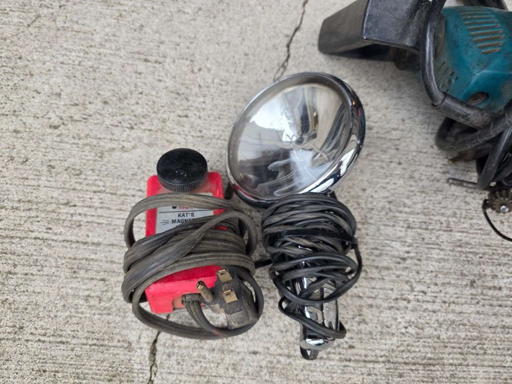 makita-½”-drill,-model-6013,-forward-and-reverse,-12v-light-and-magnetic-heater-image-2