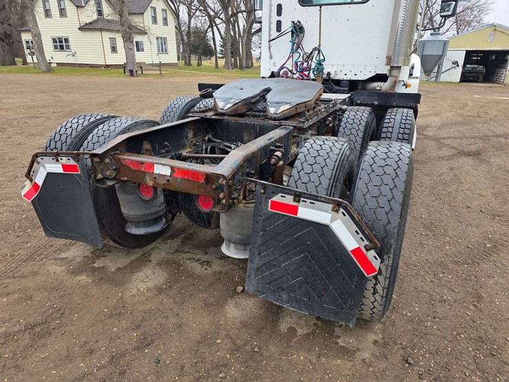 2007-freightliner-cl120-day-cab-semi,-978,000-miles,-detroit-series-60-–-14l-engine,-515hp,-10-speed-image-13