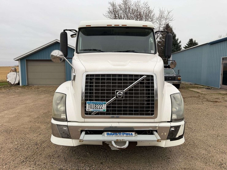 2005-volvo-sleeper-semi,-cummins-isx-engine,-13-speed-eaton-transmission,-wet-kit,-aluminum-front-an-image-5