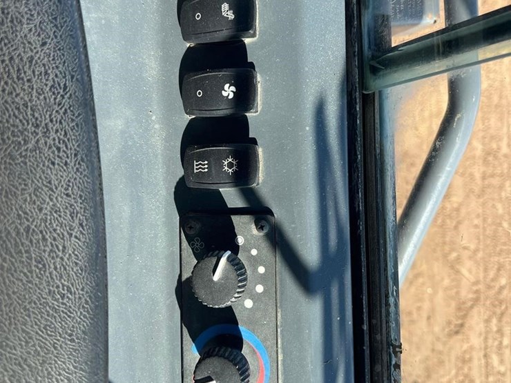 2013-deere-650k-lgp-image-36