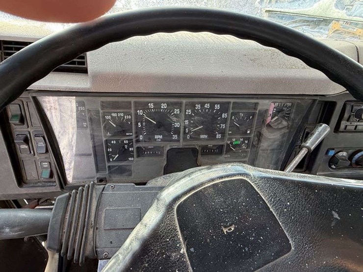 1996-international-8100-image-27