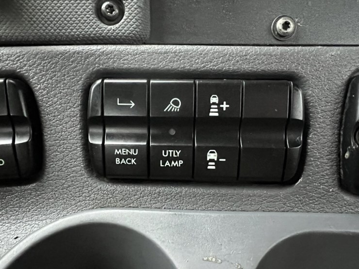 2017-freightliner-cascadia-tri-axle-truck-tractor-image-36