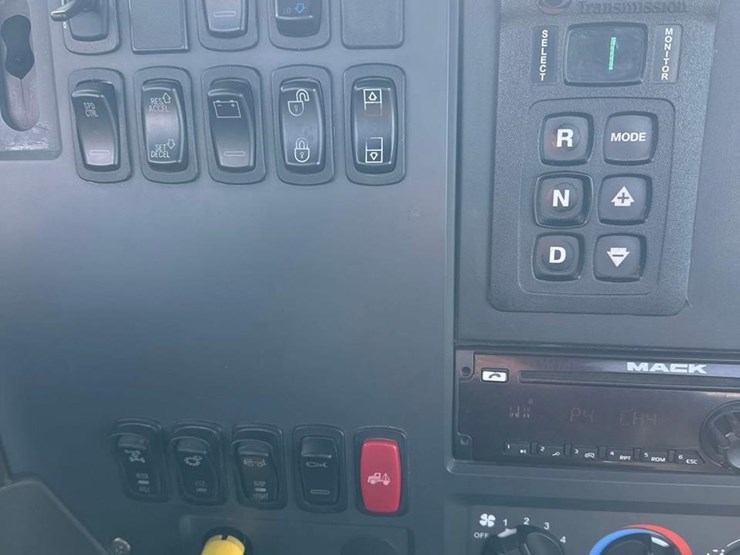 2016-mack-granite-gu433-image-23