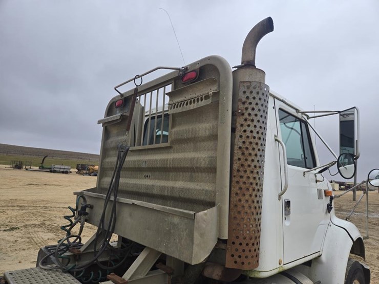 2000-international-8100-image-7