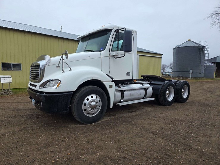 2007-freightliner-cl120-day-cab-semi,-978,000-miles,-detroit-series-60-–-14l-engine,-515hp,-10-speed-image-1