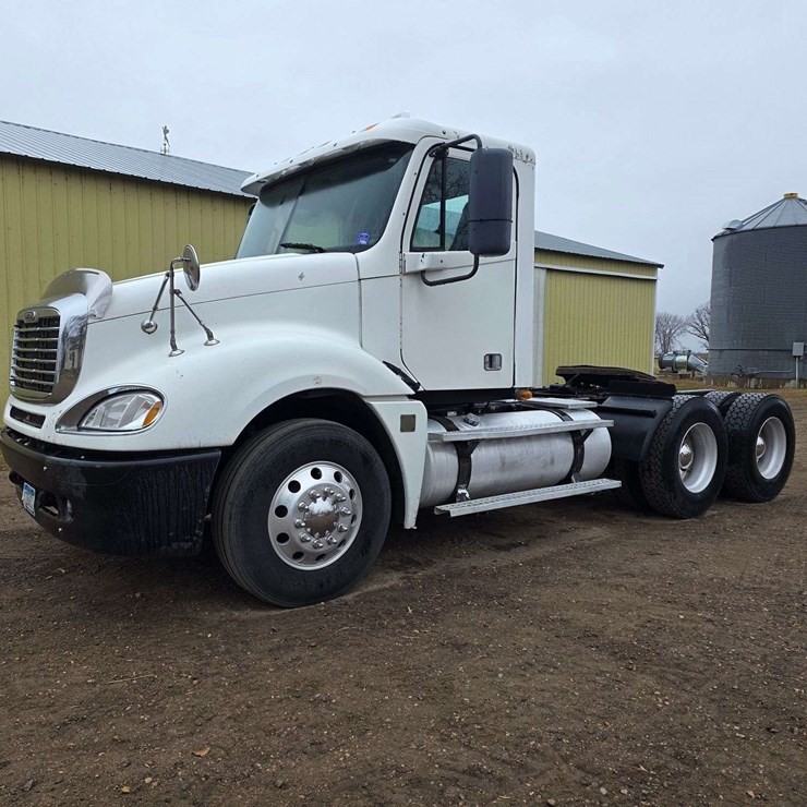 2007 Freightliner CL120 Day Cab Semi, 978,000 Miles, Detroit Series 60 – 14L Engine, 515hp, 10 Speed